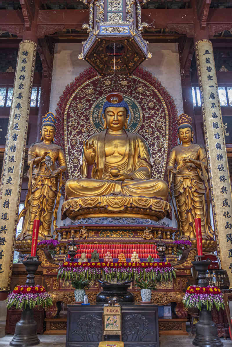 China - Hangzhou 042 - templo del Alma Escondida - Buda del Pasado.jpg